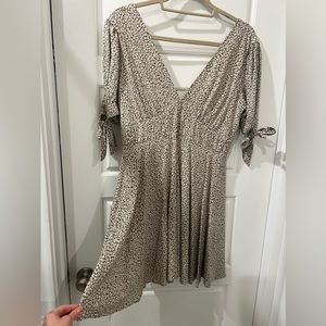 NWT LuLu’s green and beige mini dress